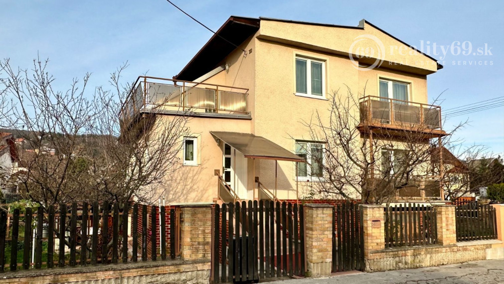 SEVER -  ČERMEĽ - DOBŠINSKÉHO 5 IZBOVÝ POSCHODOVÝ RODINNÝ DOM NA VÝBORNOM MIESTE.