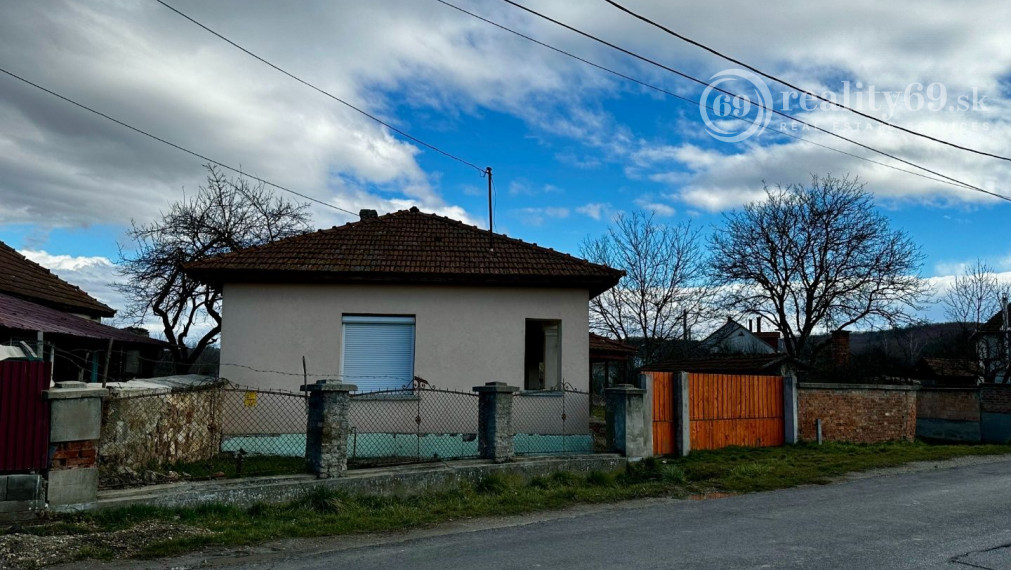 MAĎARSKO - SZENDRO 3 IZBOVÝ RODINNÝ DOM S VERANDOU