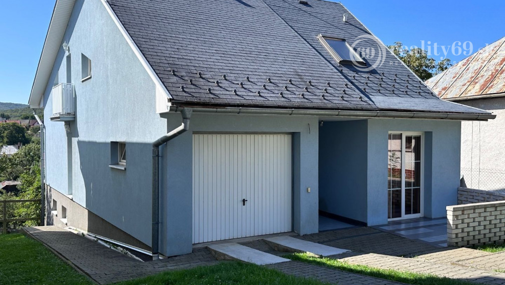 VYŠNÝ KLATOV - 6 IZBOVÝ RD S VÝMEROU 300 M2, POZEMOK 1221 M2.
