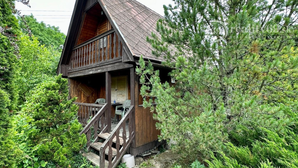 BOHDANOVCE - POSCHODOVÁ DREVENÁ CHATA, UPRAVENÝ POZEMOK.