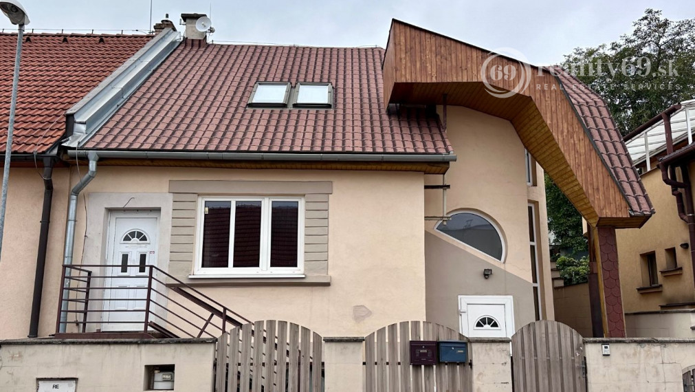 JUH - BLESKOVÁ POSCHODOVÝ RDV TOP LOKALITE BÝVANIE - PODNIKANIE.