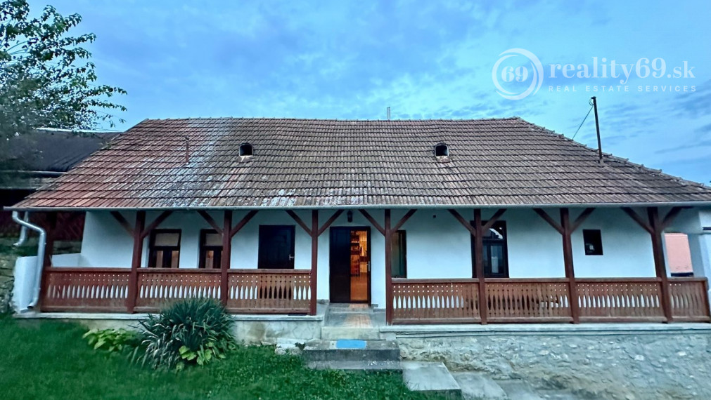 MAĎARSKO OBEC VARBÓC -  DVA SEDLIACKE DOMY, POZEMOK 2600 M2, STODOLA.