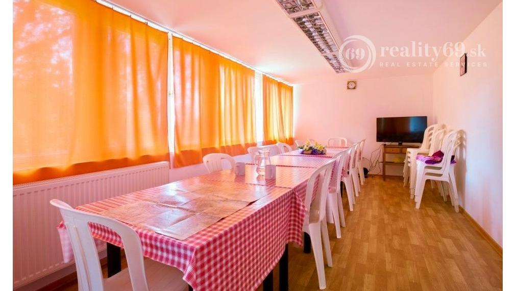 NOVÁ CENA - MAĎARSKO - HOLLÓHÁZA OBYTNÝ UBYTOVACÍ KOMPLEX PRE 60 ĽUDÍ