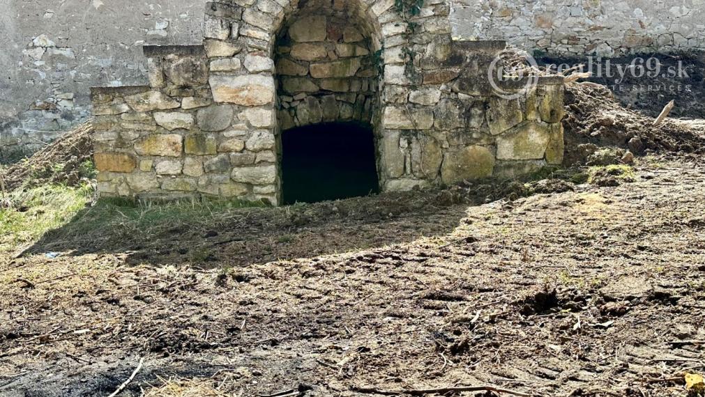 MAĎARSKO - ABAUJVÁR STAVEBNÝ POZEMOK, ZÁKLADY DOMU A MÚRY 1.700 M2, VŠETKY IS.