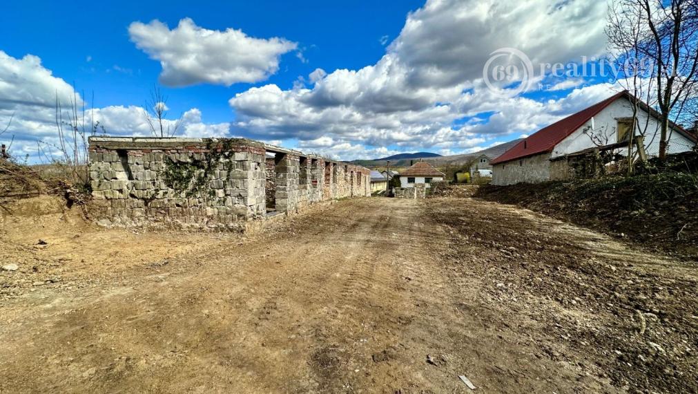 MAĎARSKO - ABAUJVÁR STAVEBNÝ POZEMOK, ZÁKLADY DOMU A MÚRY 1.700 M2, VŠETKY IS.