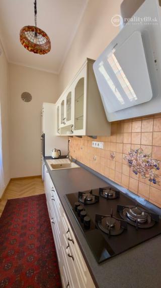 CENTRUM MESTA - HLAVNÁ ULICA, LUXUSNÝ, ZARIADENÝ 3 IZBOVÝ BYT S PARKOVACÍM MIESTOM VO DVORE.