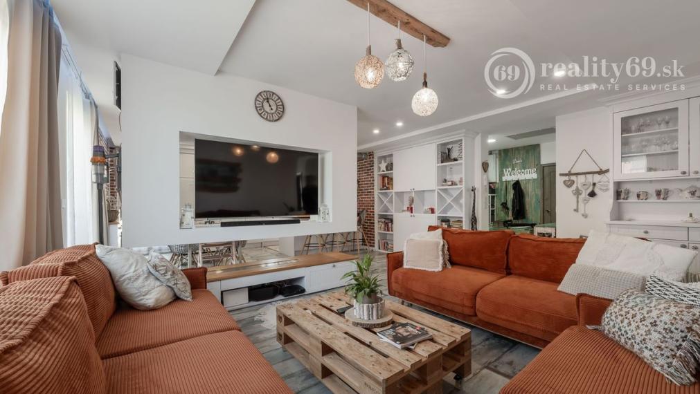 ZELENÁ STRÁŇ - PRIESTRANNÝ 4 IZBOVÝ BYT, 3 TERASY, 2 GARÁŽOVÉ MIESTA