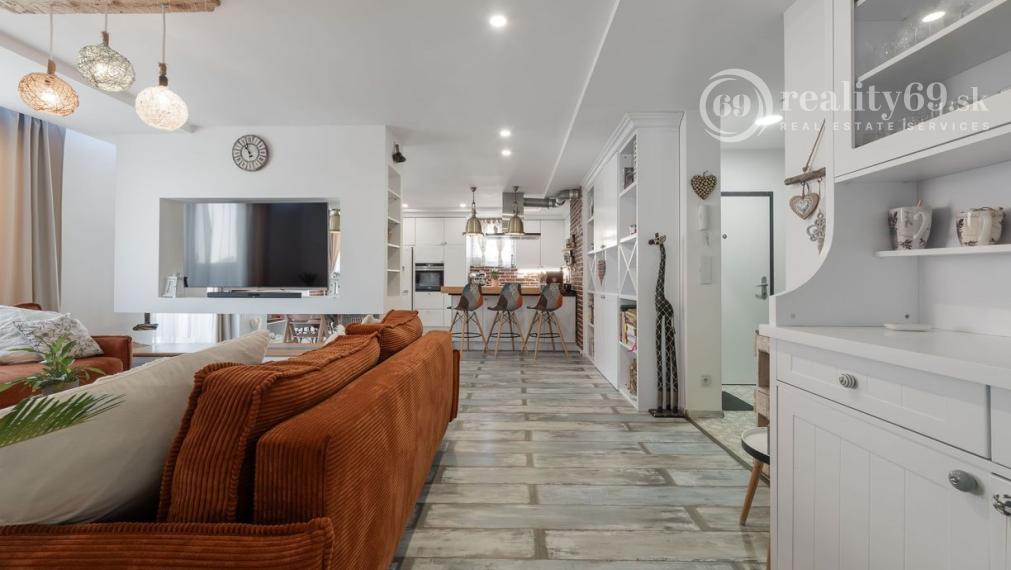 ZELENÁ STRÁŇ - PRIESTRANNÝ 4 IZBOVÝ BYT, 3 TERASY, 2 GARÁŽOVÉ MIESTA