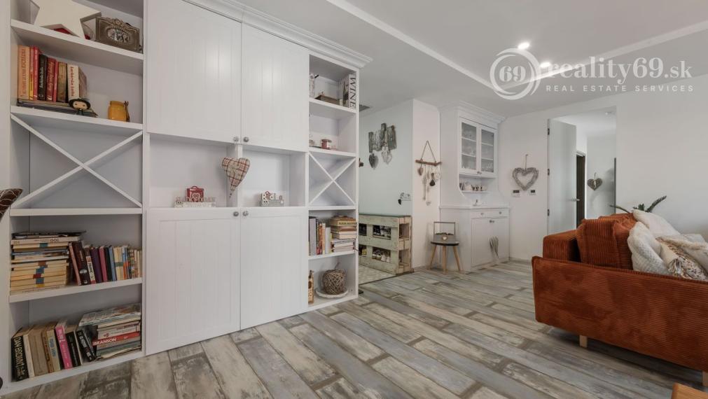 ZELENÁ STRÁŇ - PRIESTRANNÝ 4 IZBOVÝ BYT, 3 TERASY, 2 GARÁŽOVÉ MIESTA