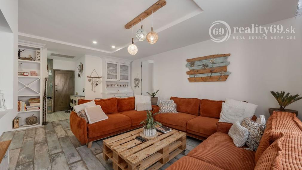 ZELENÁ STRÁŇ - PRIESTRANNÝ 4 IZBOVÝ BYT, 3 TERASY, 2 GARÁŽOVÉ MIESTA