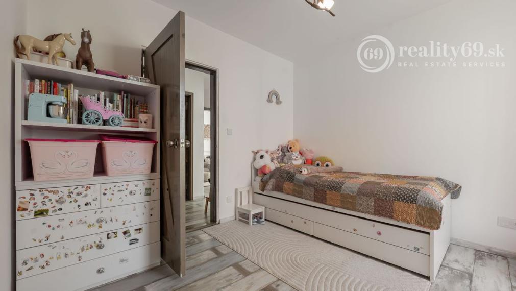 ZELENÁ STRÁŇ - PRIESTRANNÝ 4 IZBOVÝ BYT, 3 TERASY, 2 GARÁŽOVÉ MIESTA