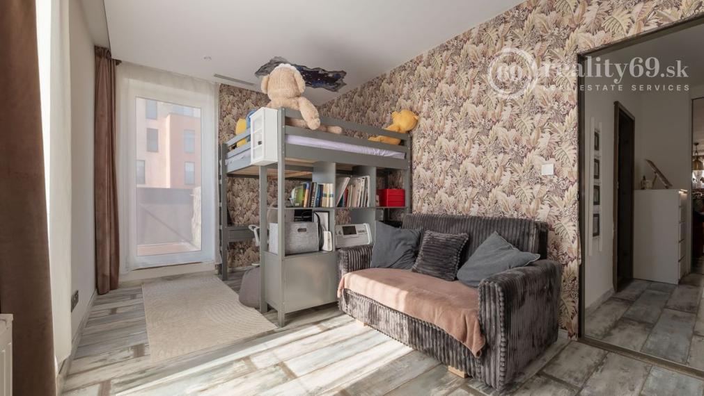 ZELENÁ STRÁŇ - PRIESTRANNÝ 4 IZBOVÝ BYT, 3 TERASY, 2 GARÁŽOVÉ MIESTA