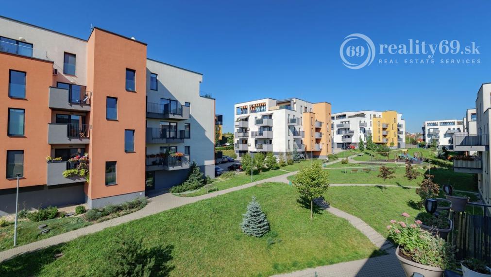 ZELENÁ STRÁŇ - PRIESTRANNÝ 4 IZBOVÝ BYT, 3 TERASY, 2 GARÁŽOVÉ MIESTA