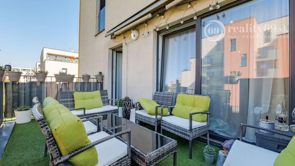 ZELENÁ STRÁŇ - PRIESTRANNÝ 4 IZBOVÝ BYT, 3 TERASY, 2 GARÁŽOVÉ MIESTA