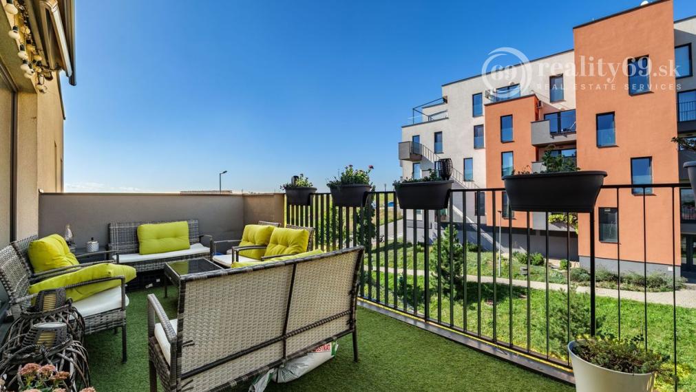 ZELENÁ STRÁŇ - PRIESTRANNÝ 4 IZBOVÝ BYT, 3 TERASY, 2 GARÁŽOVÉ MIESTA