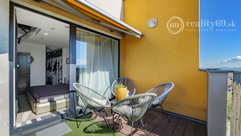 ZELENÁ STRÁŇ - PRIESTRANNÝ 4 IZBOVÝ BYT, 3 TERASY, 2 GARÁŽOVÉ MIESTA