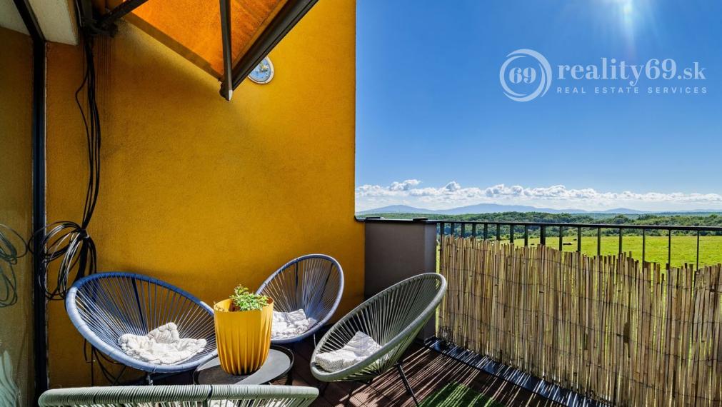 ZELENÁ STRÁŇ - PRIESTRANNÝ 4 IZBOVÝ BYT, 3 TERASY, 2 GARÁŽOVÉ MIESTA