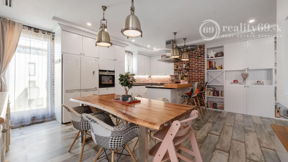 ZELENÁ STRÁŇ - PRIESTRANNÝ 4 IZBOVÝ BYT, 3 TERASY, 2 GARÁŽOVÉ MIESTA