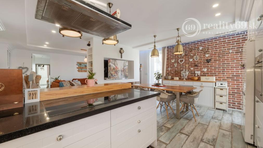 ZELENÁ STRÁŇ - PRIESTRANNÝ 4 IZBOVÝ BYT, 3 TERASY, 2 GARÁŽOVÉ MIESTA