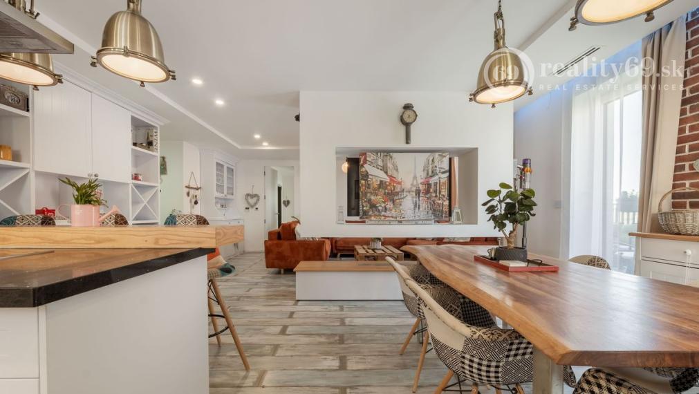 ZELENÁ STRÁŇ - PRIESTRANNÝ 4 IZBOVÝ BYT, 3 TERASY, 2 GARÁŽOVÉ MIESTA