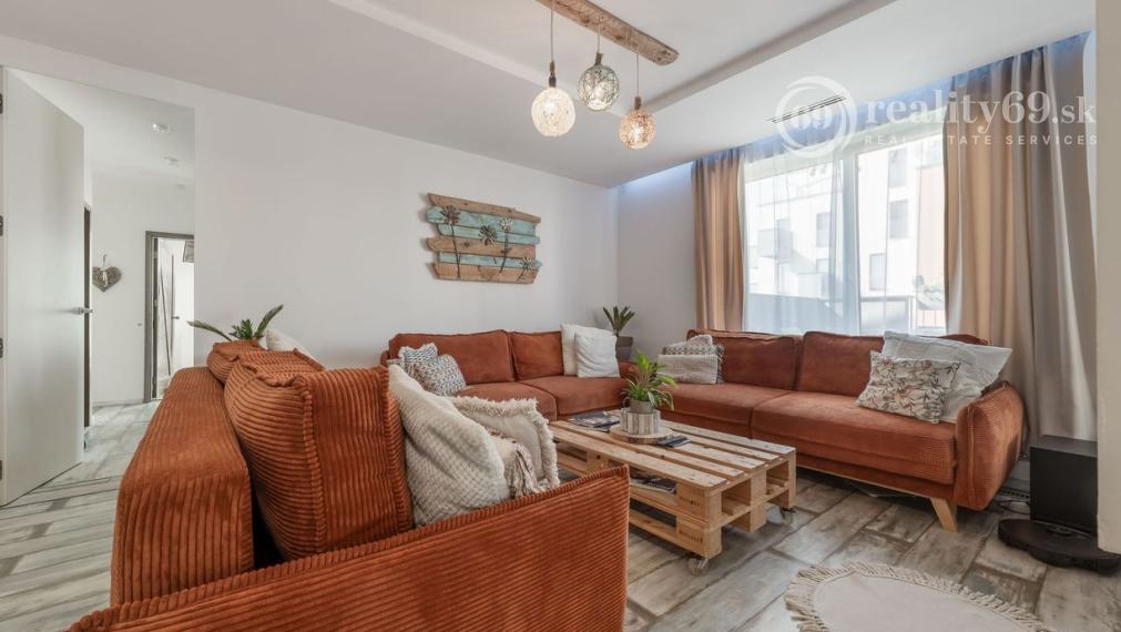 ZELENÁ STRÁŇ - PRIESTRANNÝ 4 IZBOVÝ BYT, 3 TERASY, 2 GARÁŽOVÉ MIESTA