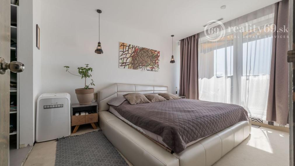 ZELENÁ STRÁŇ - PRIESTRANNÝ 4 IZBOVÝ BYT, 3 TERASY, 2 GARÁŽOVÉ MIESTA