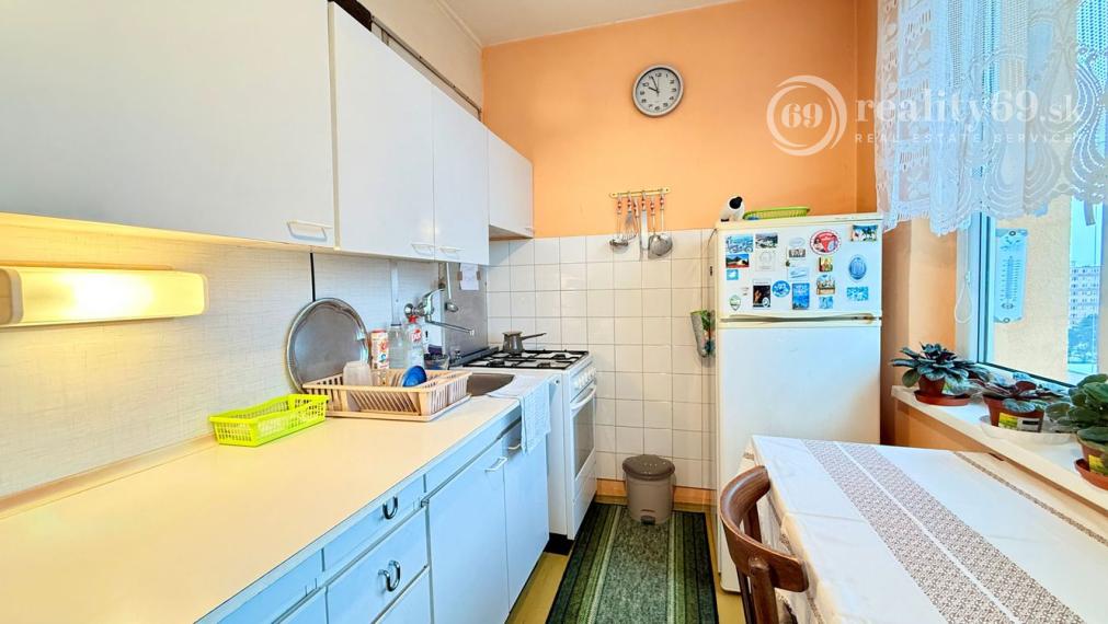 JAZERO - LADOŽSKÁ 2 IZBOVÝ BYT 49 M2, VÝBORNÝ STAV.