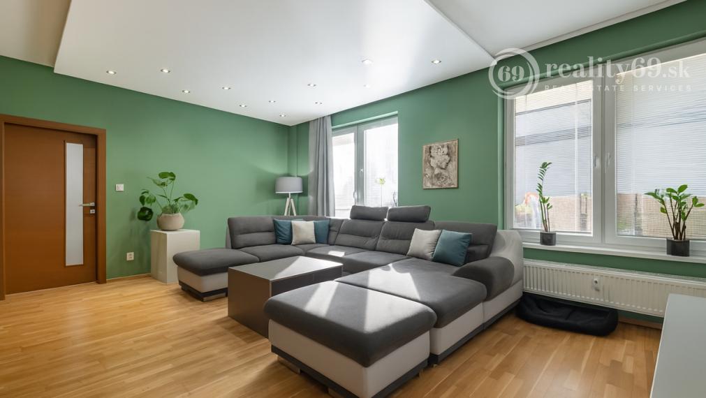 REZERVOVANÉ - KVP - MODERNÝ 3 IZBOVÝ BYT 106 M2 V NOVOSTAVBE S TERASOU 115 M2 NA VÝBORNOM MIESTE.