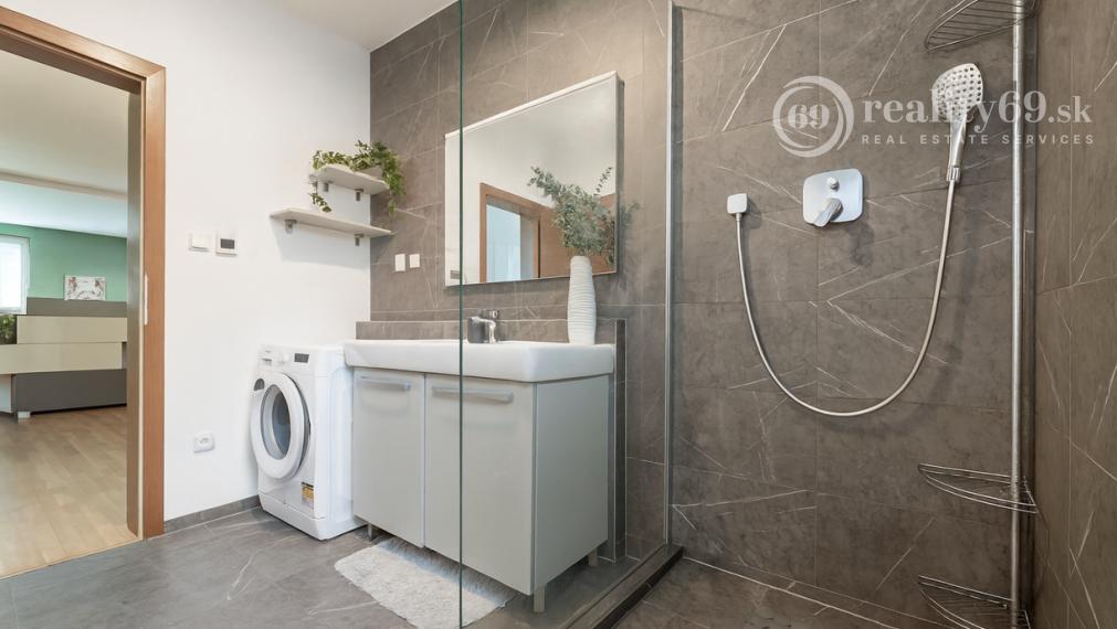 REZERVOVANÉ - KVP - MODERNÝ 3 IZBOVÝ BYT 106 M2 V NOVOSTAVBE S TERASOU 115 M2 NA VÝBORNOM MIESTE.