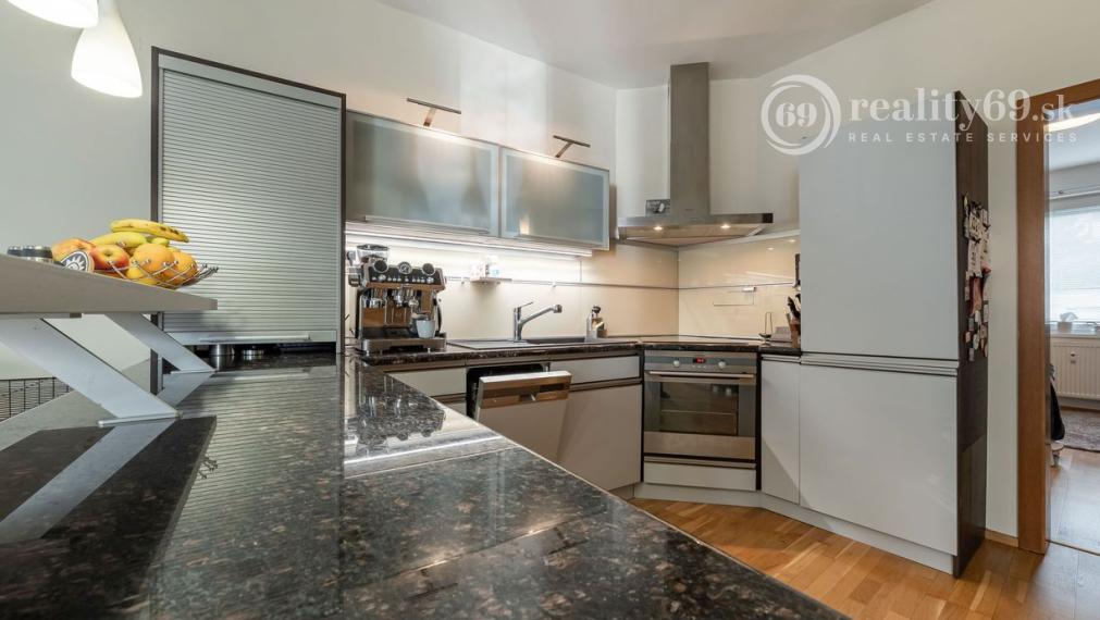 REZERVOVANÉ - KVP - MODERNÝ 3 IZBOVÝ BYT 106 M2 V NOVOSTAVBE S TERASOU 115 M2 NA VÝBORNOM MIESTE.