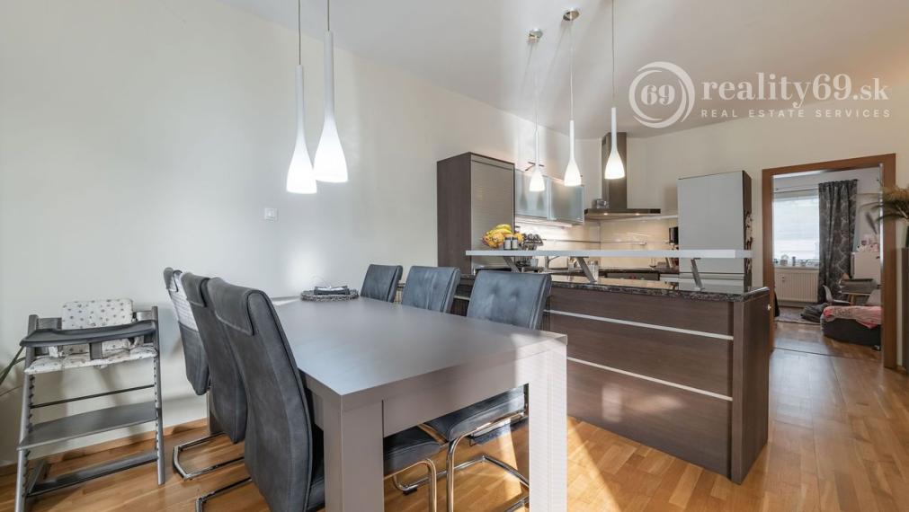 REZERVOVANÉ - KVP - MODERNÝ 3 IZBOVÝ BYT 106 M2 V NOVOSTAVBE S TERASOU 115 M2 NA VÝBORNOM MIESTE.