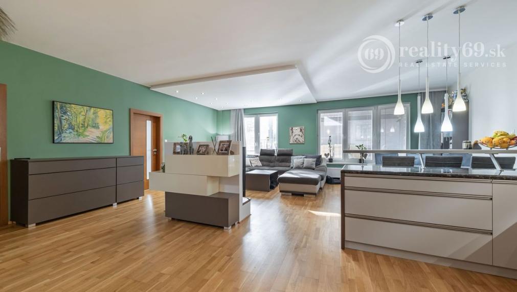 REZERVOVANÉ - KVP - MODERNÝ 3 IZBOVÝ BYT 106 M2 V NOVOSTAVBE S TERASOU 115 M2 NA VÝBORNOM MIESTE.