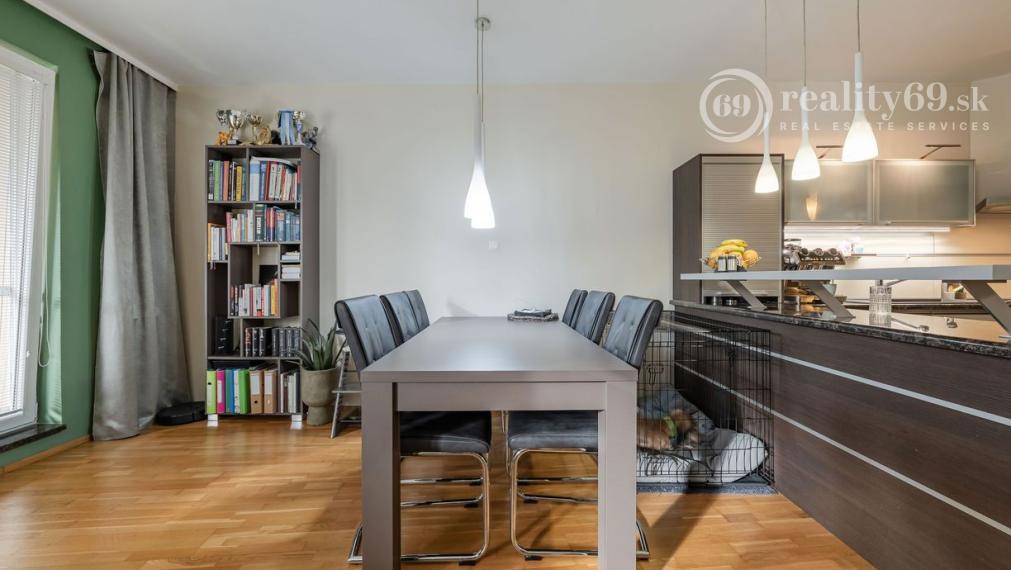 REZERVOVANÉ - KVP - MODERNÝ 3 IZBOVÝ BYT 106 M2 V NOVOSTAVBE S TERASOU 115 M2 NA VÝBORNOM MIESTE.