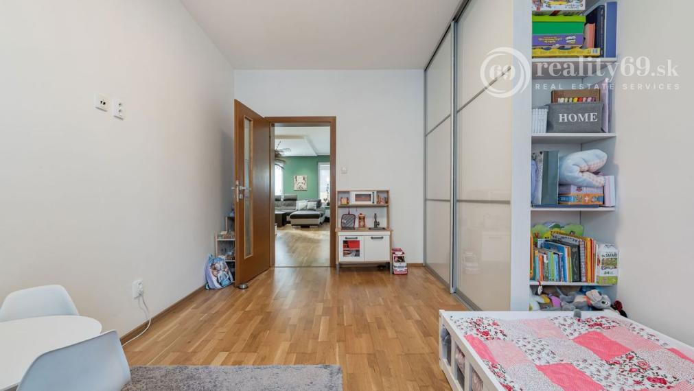 REZERVOVANÉ - KVP - MODERNÝ 3 IZBOVÝ BYT 106 M2 V NOVOSTAVBE S TERASOU 115 M2 NA VÝBORNOM MIESTE.