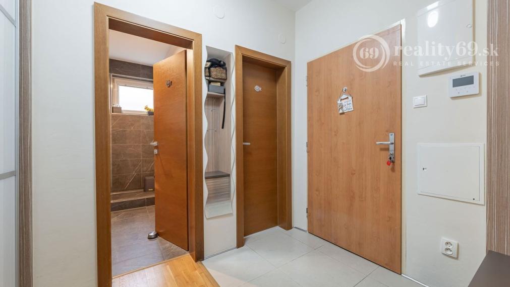 REZERVOVANÉ - KVP - MODERNÝ 3 IZBOVÝ BYT 106 M2 V NOVOSTAVBE S TERASOU 115 M2 NA VÝBORNOM MIESTE.