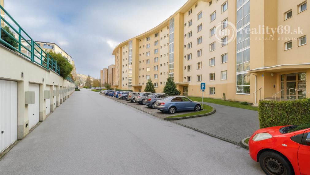 REZERVOVANÉ - KVP - MODERNÝ 3 IZBOVÝ BYT 106 M2 V NOVOSTAVBE S TERASOU 115 M2 NA VÝBORNOM MIESTE.
