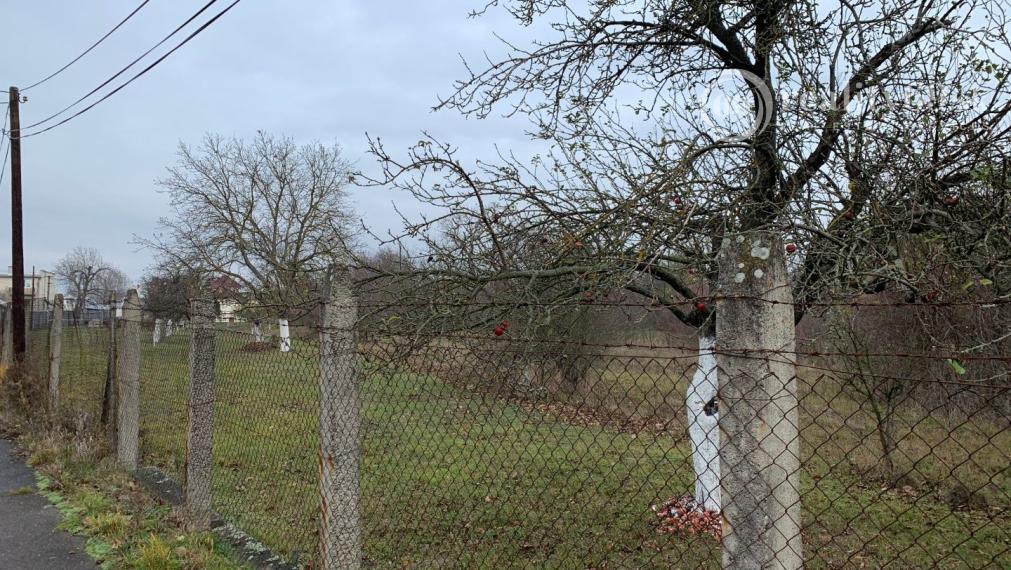 SEČOVCE - ROVINATÝ STAVEBNÝ POZEMOK 1417 PRIAMO V OBCI IS PRI POZEMKU.