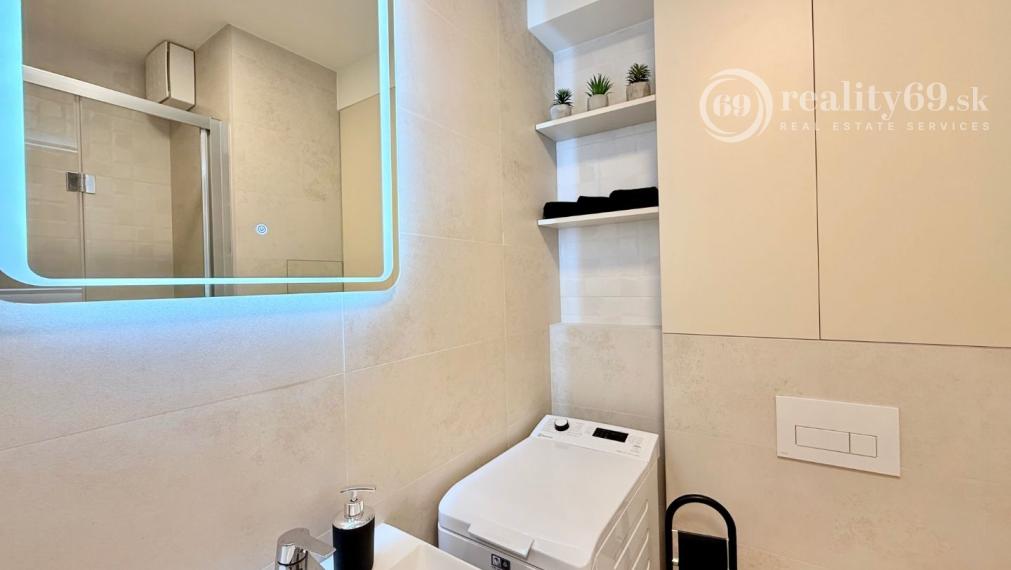 JUH - PRI AUPARKU - 1 IZBOVÝ MODERNÝ KOMPLETNE ZARIADENÝ BYT.