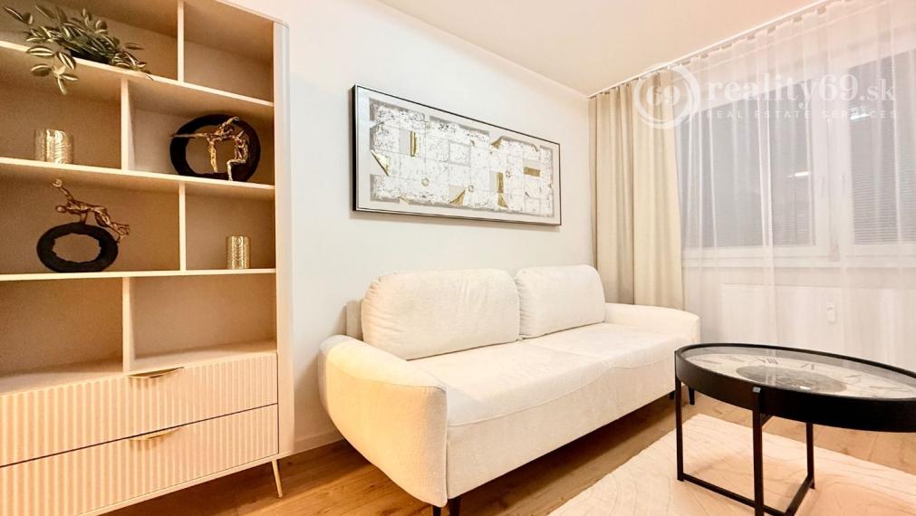 JUH - PRI AUPARKU - 1 IZBOVÝ MODERNÝ KOMPLETNE ZARIADENÝ BYT.