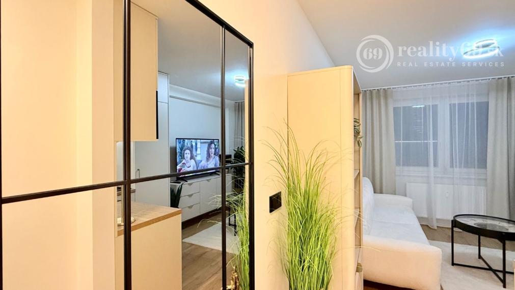 JUH - PRI AUPARKU - 1 IZBOVÝ MODERNÝ KOMPLETNE ZARIADENÝ BYT.