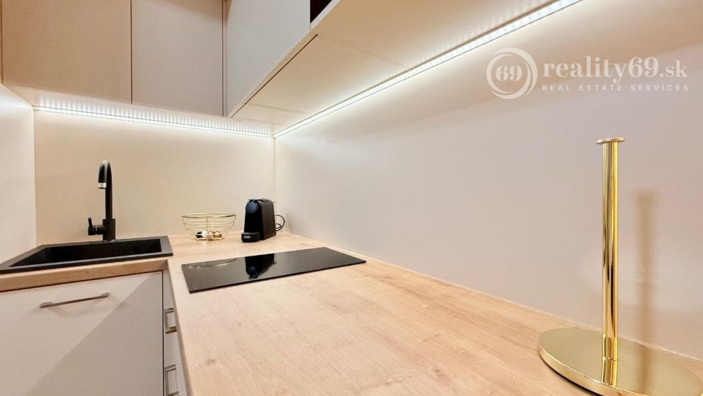 JUH - PRI AUPARKU - 1 IZBOVÝ MODERNÝ KOMPLETNE ZARIADENÝ BYT.