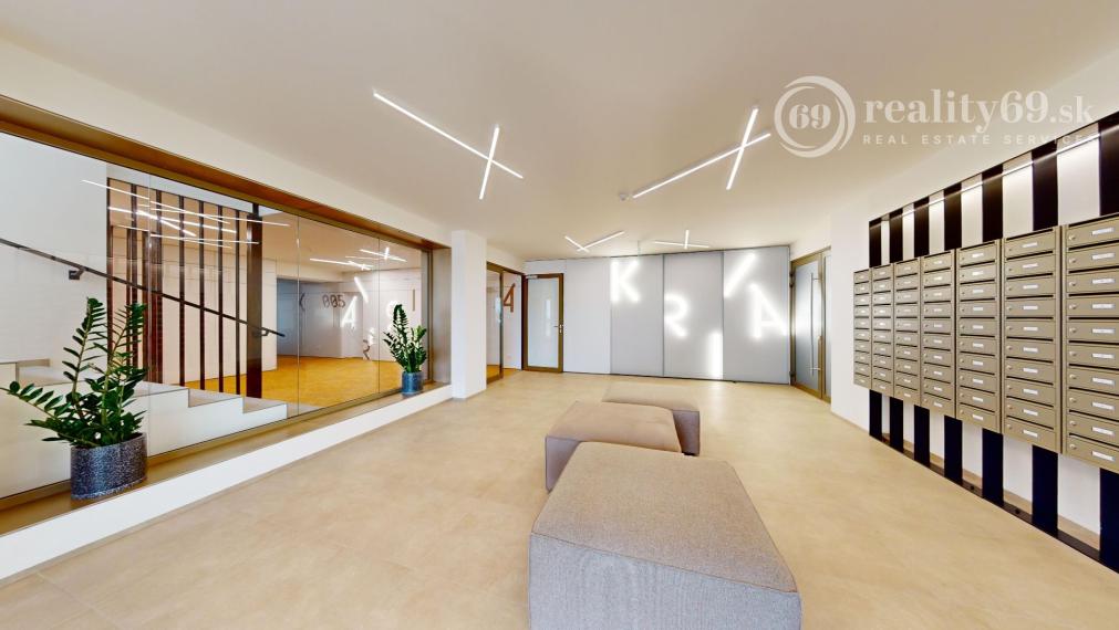 JUH - PRI AUPARKU - 1 IZBOVÝ MODERNÝ KOMPLETNE ZARIADENÝ BYT.