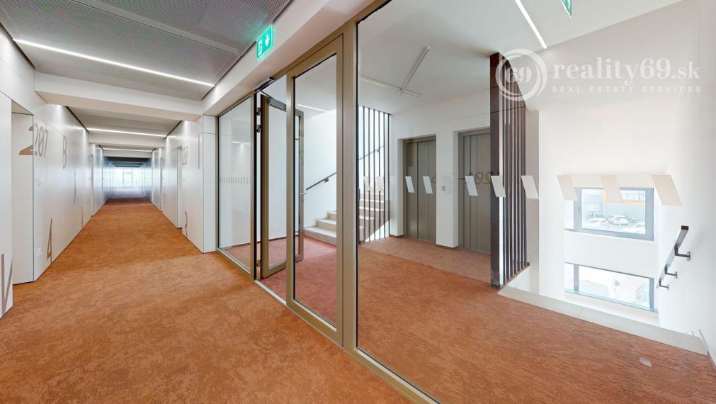 JUH - PRI AUPARKU - 1 IZBOVÝ MODERNÝ KOMPLETNE ZARIADENÝ BYT.