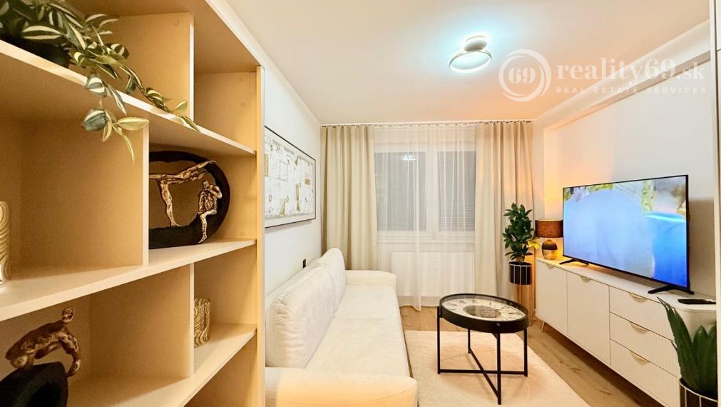 JUH - PRI AUPARKU - 1 IZBOVÝ MODERNÝ KOMPLETNE ZARIADENÝ BYT.