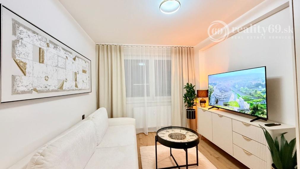 JUH - PRI AUPARKU - 1 IZBOVÝ MODERNÝ KOMPLETNE ZARIADENÝ BYT.