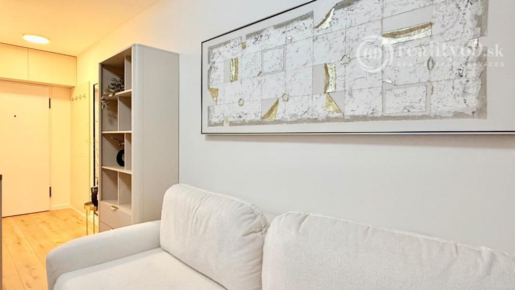 JUH - PRI AUPARKU - 1 IZBOVÝ MODERNÝ KOMPLETNE ZARIADENÝ BYT.