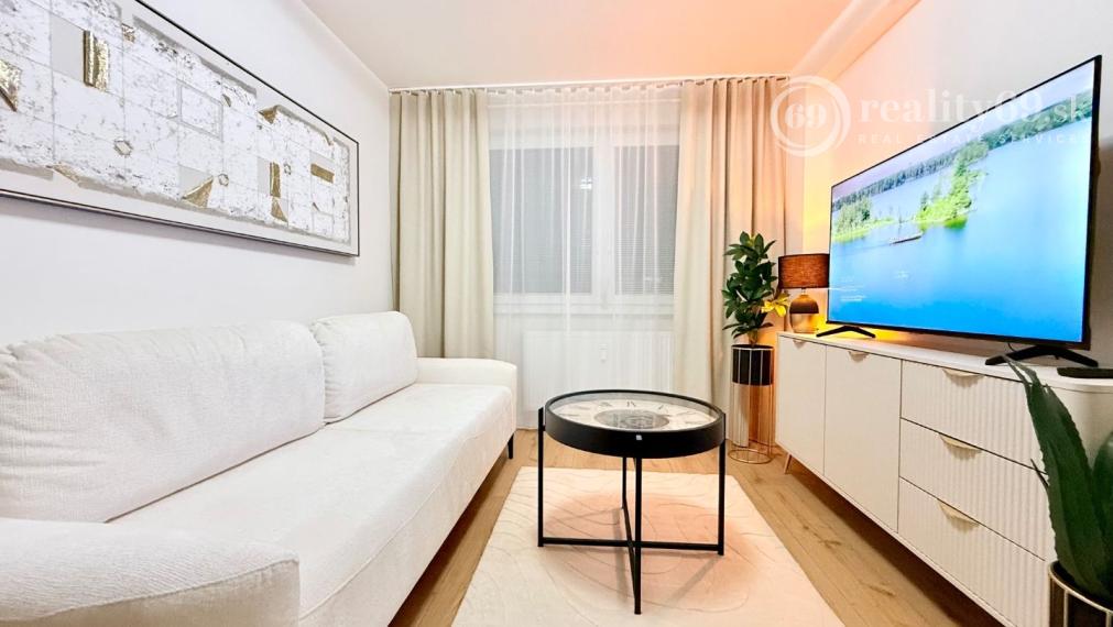 JUH - PRI AUPARKU - 1 IZBOVÝ MODERNÝ KOMPLETNE ZARIADENÝ BYT.