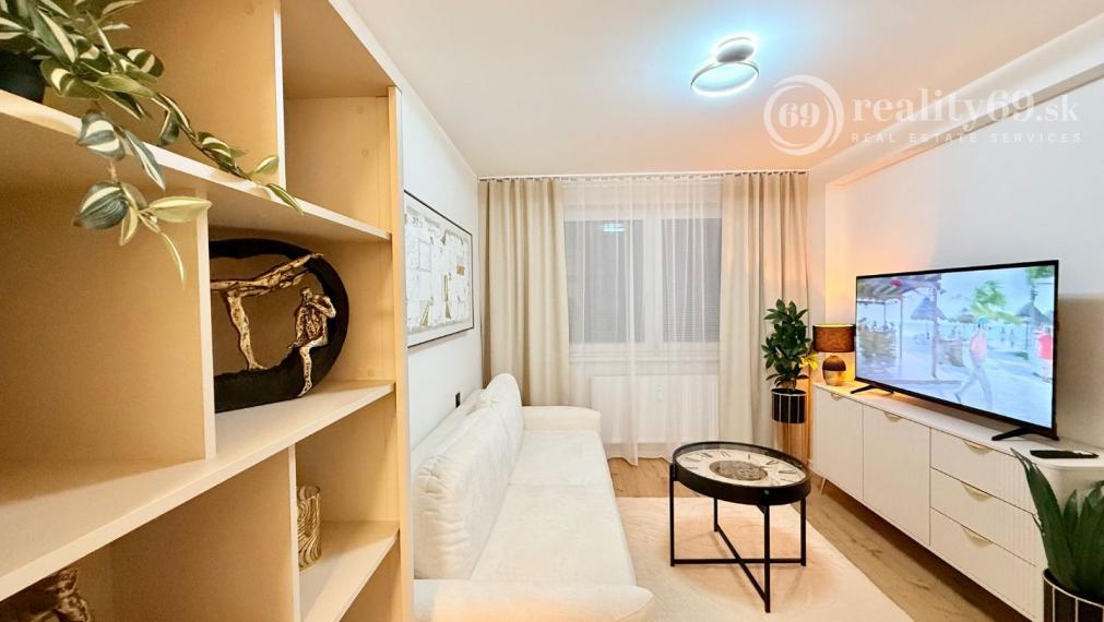 JUH - PRI AUPARKU - 1 IZBOVÝ MODERNÝ KOMPLETNE ZARIADENÝ BYT.