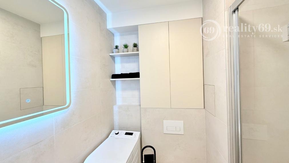 JUH - PRI AUPARKU - 1 IZBOVÝ MODERNÝ KOMPLETNE ZARIADENÝ BYT.