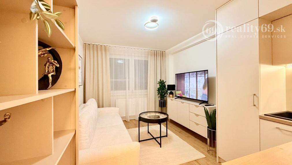 JUH - PRI AUPARKU - 1 IZBOVÝ MODERNÝ KOMPLETNE ZARIADENÝ BYT.